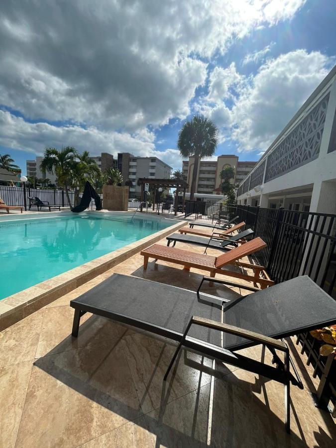 Holiday Isles Resort Madeira Beach Buitenkant foto