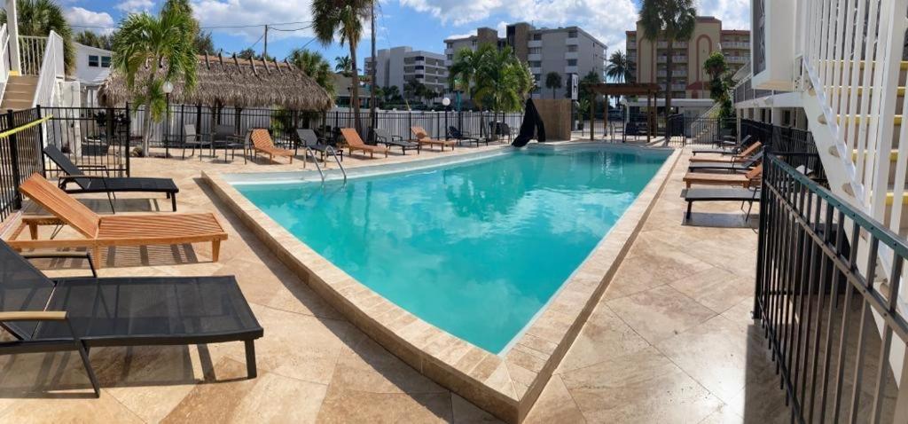 Holiday Isles Resort Madeira Beach Buitenkant foto