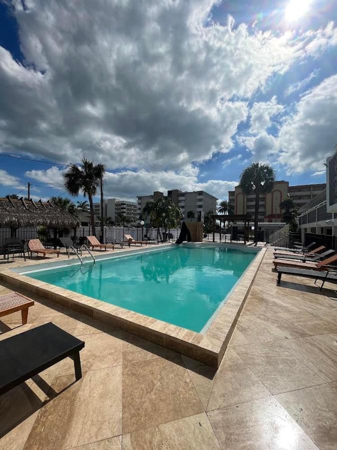 Holiday Isles Resort Madeira Beach Buitenkant foto