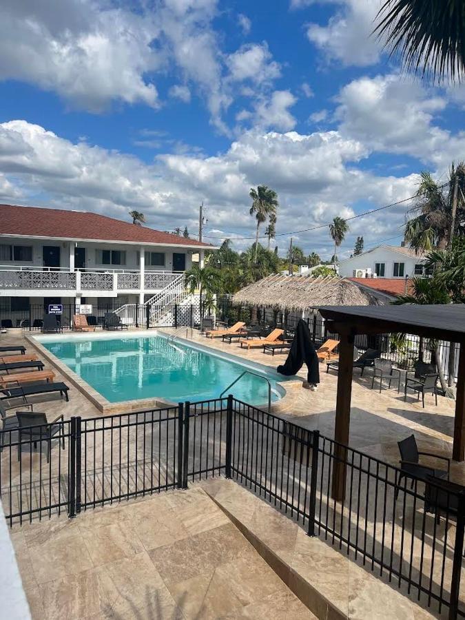 Holiday Isles Resort Madeira Beach Buitenkant foto