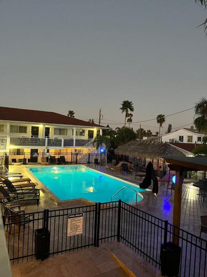 Holiday Isles Resort Madeira Beach Buitenkant foto